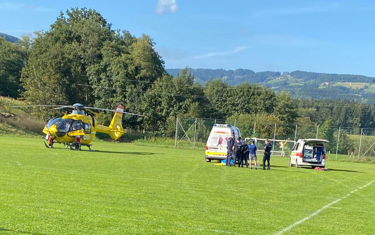 Notarzthubschrauber und Rettungsfahrzeuge am Fußballplatz