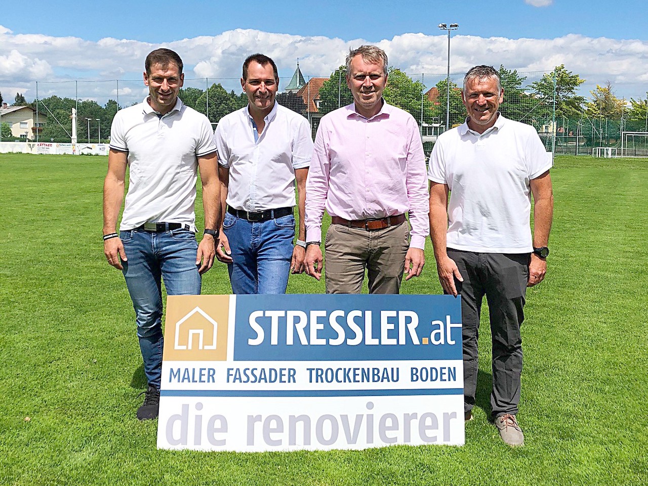 Gemeinsames Foto nach der Unterzeichnung des Sponsorvertrages