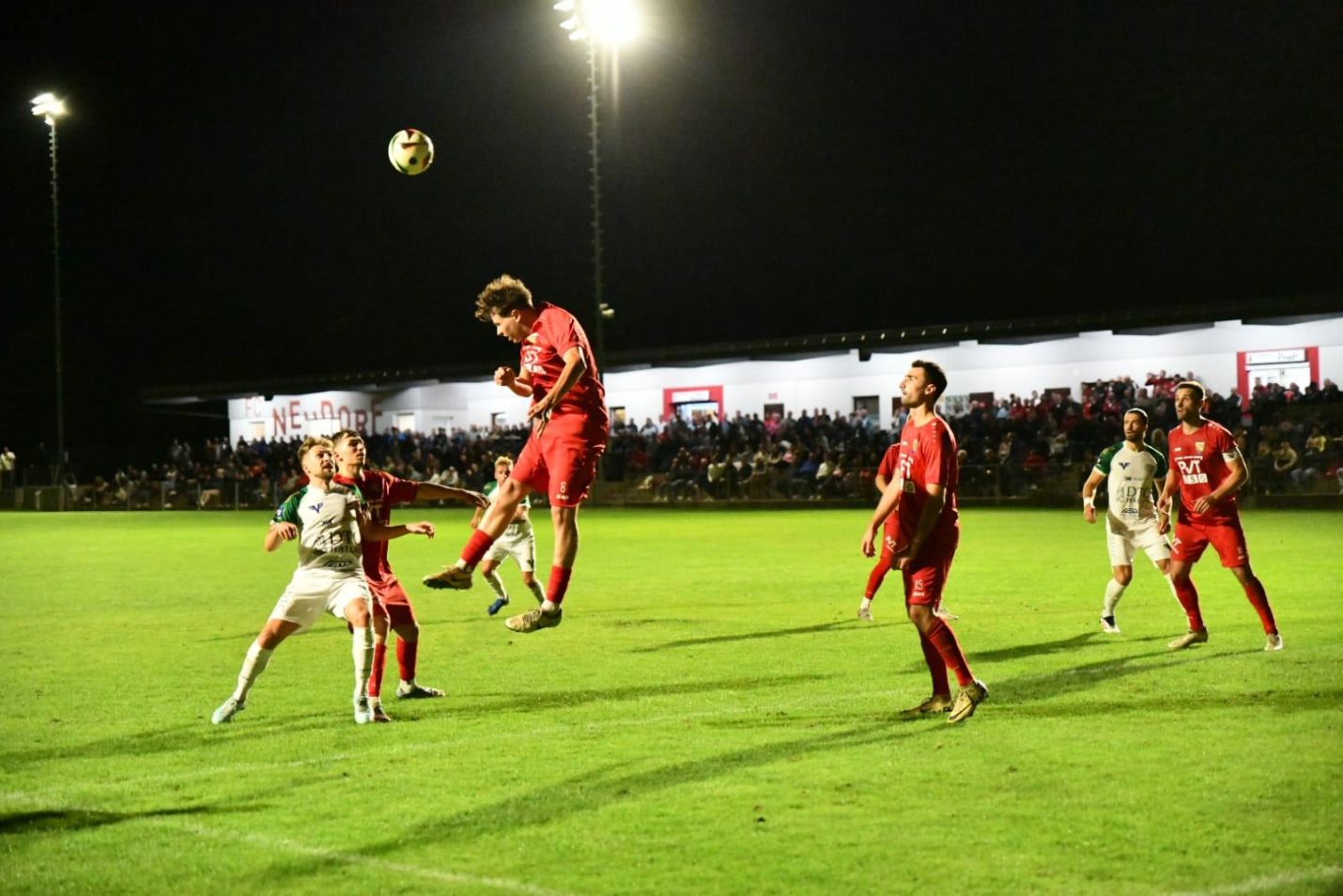 Neudorf vs Hohenau in Aktion und im Hintergrund ist ein befülltes Stadion zusehen