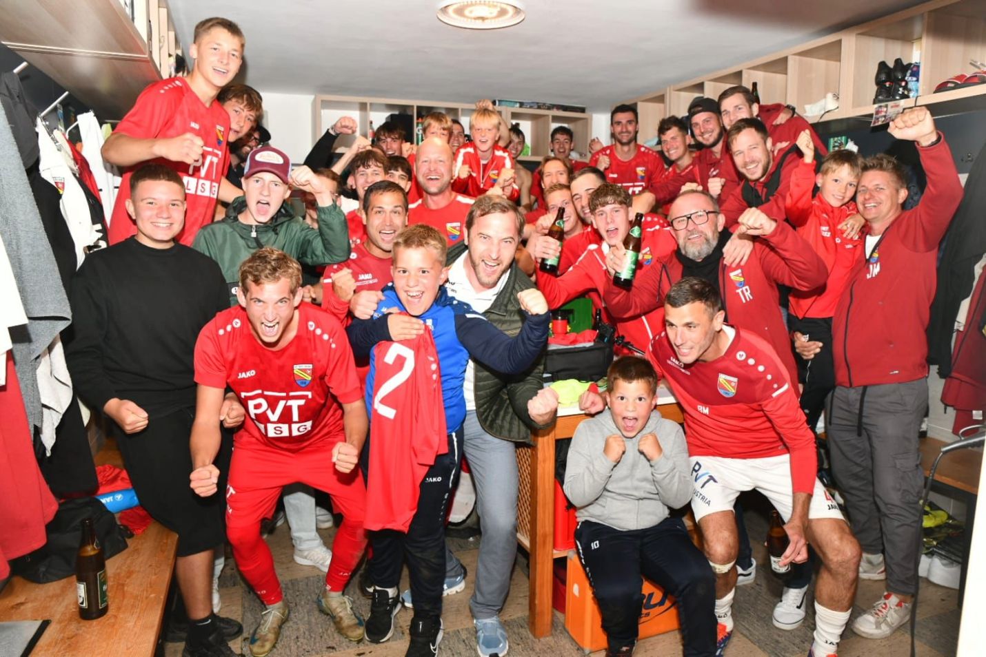 Kabinenjubel des SV Neudorf nach dem Heimsieg gegen Hohenau